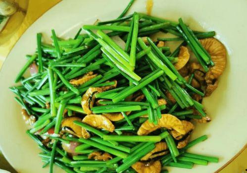 河堤上吃瓜,夏日里的悠闲时光