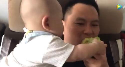 小孩吃瓜撩爸爸,小孩吃瓜撩爸爸的温馨瞬间