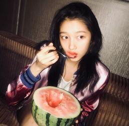 冬雨生活照吃瓜,这生活太接地气了！