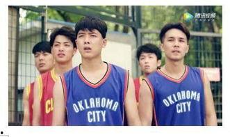 篮球场吃瓜群众