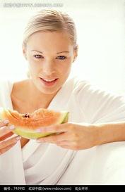 美女吃哈密瓜芒果,美女畅享哈密瓜芒果盛宴