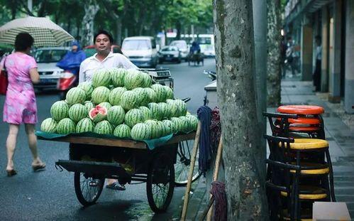 贵州路边吃瓜,瓜果飘香，共享悠闲时光
