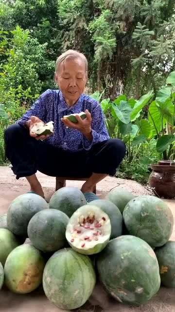 天气热吃瓜很甜