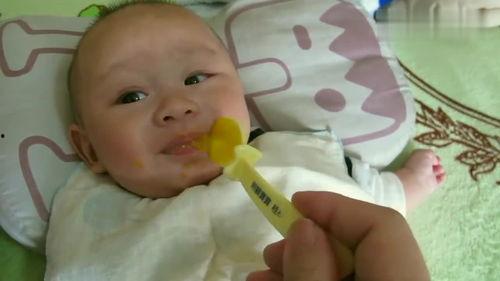 吃瓜被婴儿吓到,吃瓜群众意外遭遇婴儿惊吓瞬间