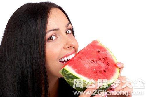 女人梦见别人吃瓜,女人窥探他人瓜田之谜